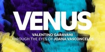 VENUS, la mostra di Joana Vasconcelos a Roma celebra l’eredità creativa di Valentino Garavani